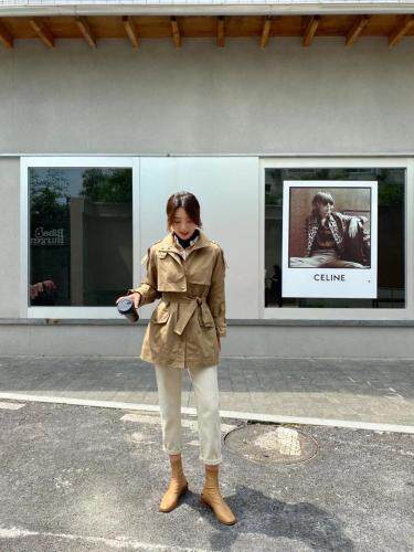 PANDLI经典又显腿长的短款风衣‘小翻领的设计延续了工装感，女装风衣，潘大利