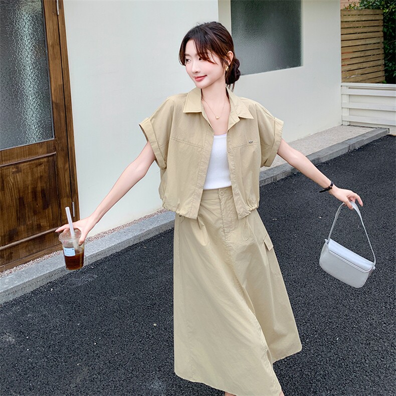 卡其色休闲设计感两件套连衣裙女夏季新款韩系松弛感通勤A字裙,女装套装/套裙,维壹