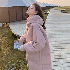 粉色长款羽绒服女过膝冬季新款韩版大被子加厚宽松外套，女装羽绒服，秀美人生