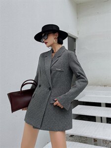秋季新款烫钻西服图片