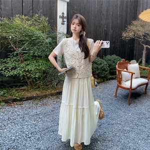 米白色镂空亮片马甲套装裙女2025夏季新款休闲风T恤半身裙三件套图片