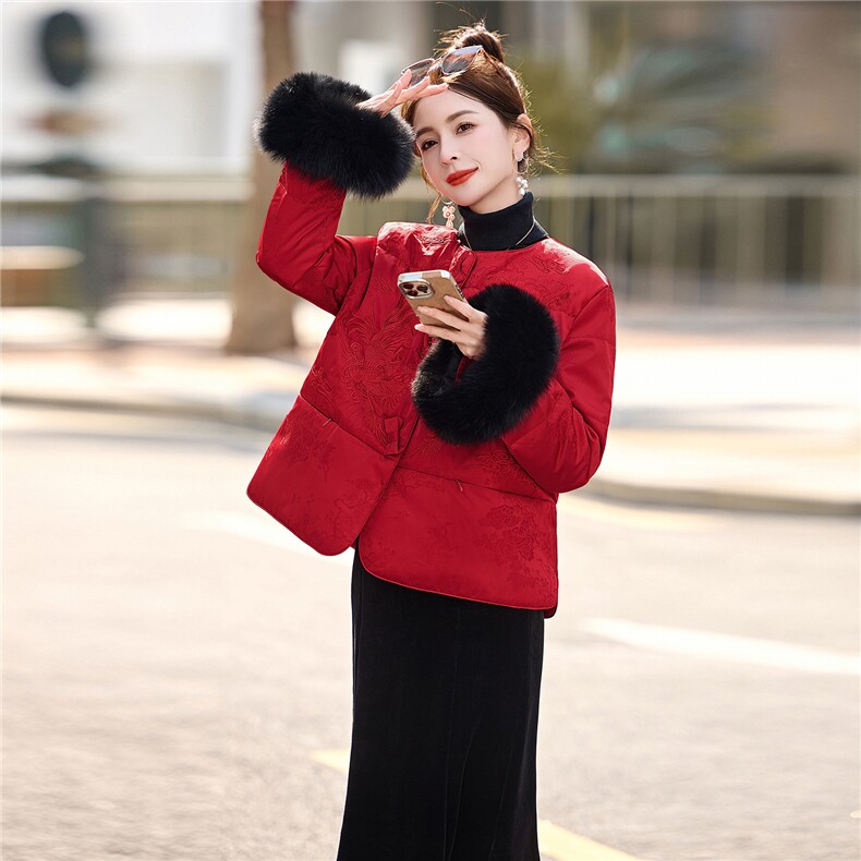 2025年刺绣新款新中式短款收腰显瘦红色配围巾真狐狸毛羽绒服图片