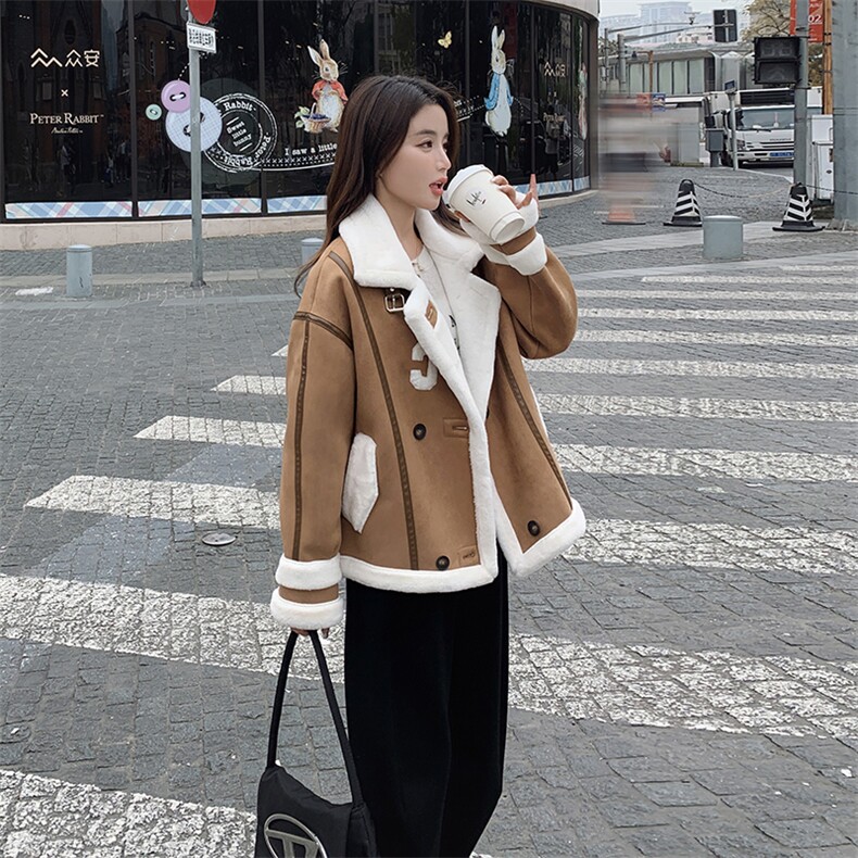 新款现货2024皮毛一体字母休闲时尚小个子外套2C220.L2P200K299,女装短外套,2C220