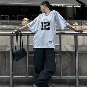 美式复古V领运动球衣男女款夏季宽松短袖情侣款T恤潮流小众上衣服图片