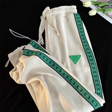 米白色