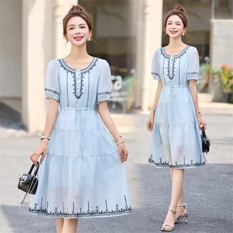 海边度假连衣裙2025夏季新款小个子巨好看的独特漂亮减龄收腰裙子，女装连衣裙，贵人树