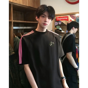 抖音得物品质二开240克宽松纯棉美式潮牌印花三条杠中性风短袖T恤图片