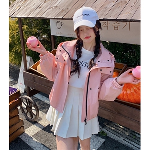 现货新款今年流行独特超好看韩系粉色休闲冲锋衣短外套女春季图片