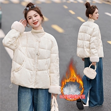 2025冬新款90白鸭绒新中式重工钉珠配真毛袖短款羽绒服外套，女装羽绒服，瑶迪依秀