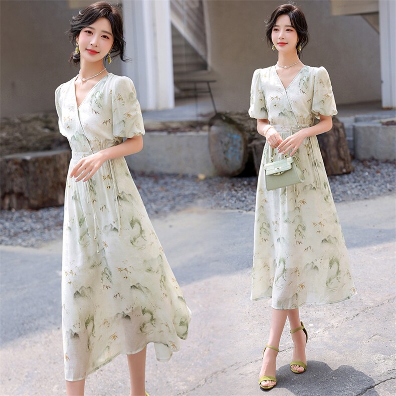 新中式印花连衣裙女夏季2024新款V领长款显瘦收腰盘扣裙子,女装连衣裙,冬木谷雨
