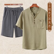 豆绿上衣＋深灰短裤