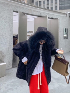 灯芯绒狐狸毛零派克服图片