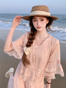 粉色洋气温柔套装女2026夏新款喇叭袖蕾丝拼接上衣阔腿裤裙两件套图片