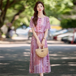 高级感印花连衣裙女夏季2025新款收腰系带一片式裹身优雅气质长裙图片