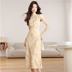 淡黄色方领碎花连衣裙女夏2026新款收腰褶皱显瘦气质温柔风茶歇裙，女装连衣裙，艾米