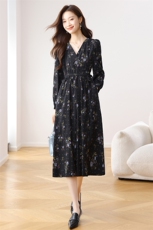 碎花连衣裙女春新款设计感绑带收腰v领长袖宽松显瘦赫本风长裙子，女装连衣裙，艾米