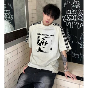 抖音得物品质二开240克宽松纯棉美式潮牌印花三条杠中性风短袖T恤图片