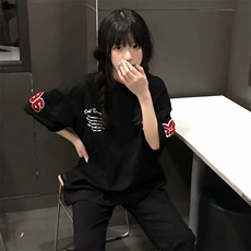 黑色