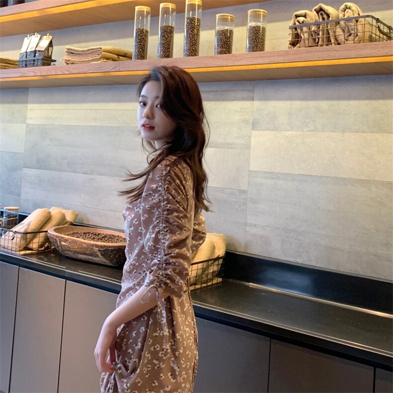 2021新款潮流舒适简约主推木棉花抽绳V领连衣裙,女装连衣裙,卡莱