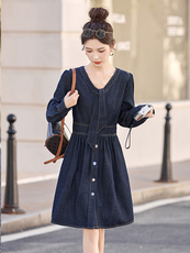 2025年新款优雅牛仔连衣裙女中长款春秋长袖高级感气质飘带连衣裙，女装连衣裙，冬木谷雨