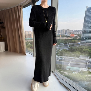 2025秋冬百搭时尚简约长袖圆领收腰针织连衣裙,女竖条纹西装搭配图片欣赏图片