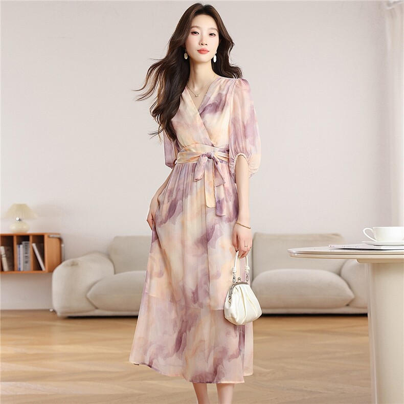 紫粉晕染V领碎花连衣裙女夏2026新款泡泡袖收腰系带显瘦茶歇长裙，女装连衣裙，艾米