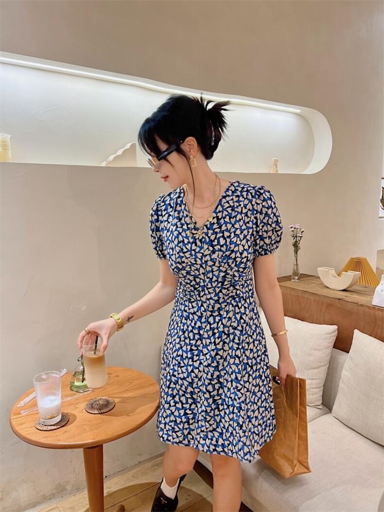 前侧两边抽皱连衣裙，女装连衣裙，玩美