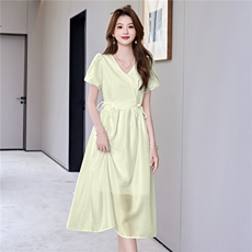 现货2025夏装法式气质女中长款新款时尚设计感遮肚子连衣裙，女装连衣裙，时尚俏佳人