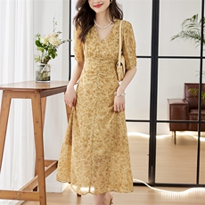 碎花连衣裙女夏季2024新款设计感褶皱收腰显瘦V领气质女人味裙子，女装连衣裙，姿衣坊