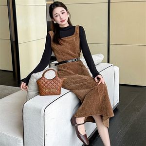 红色背带连衣裙套装女早春新款2025超火气质高级感长裙两件套图片