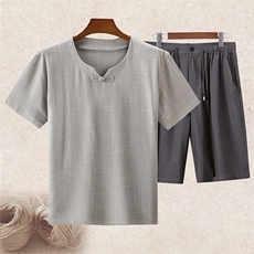 浅灰上衣＋深灰短裤