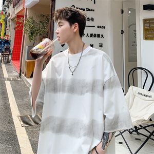 黑色条纹冰丝速干短袖T恤男款夏季美式潮牌复古体恤凉感情侣半袖,白色凉拖鞋搭配服装图片