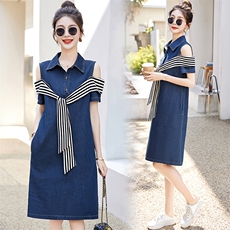 现货2025新款夏季韩版露肩牛仔连衣长裙拼接条纹披肩修身显瘦裙，女装连衣裙，三木叶子