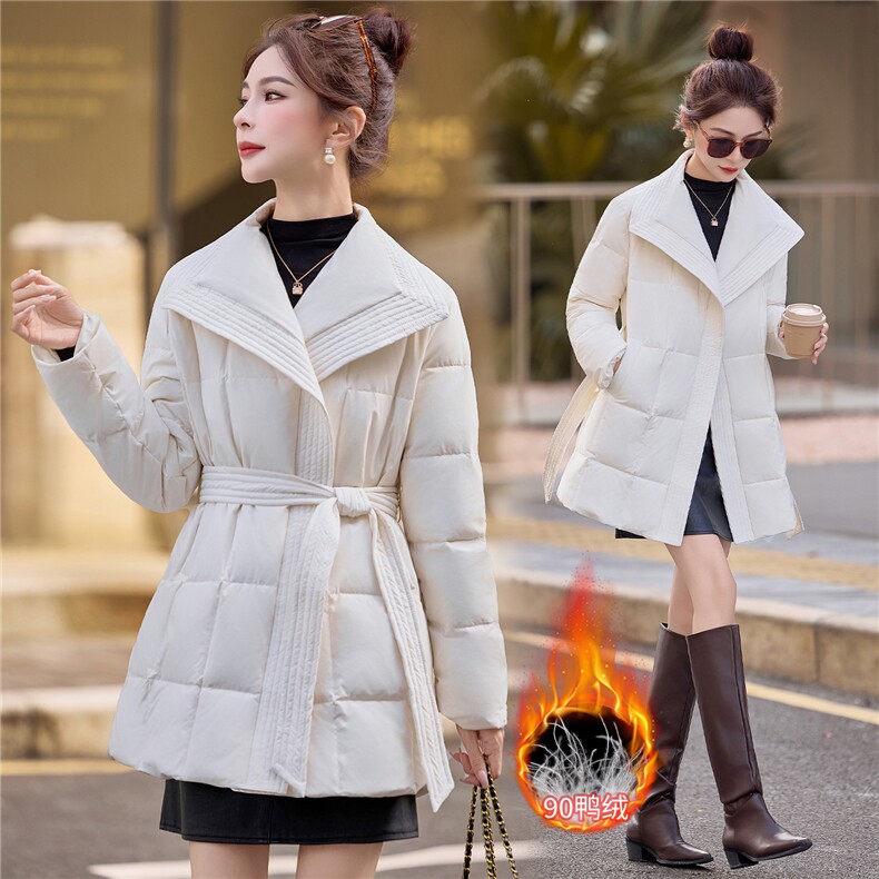 现货2025时尚简约气质翻领收腰显瘦简单大气一手长90白鸭绒羽绒服，女装羽绒服，时尚俏佳人