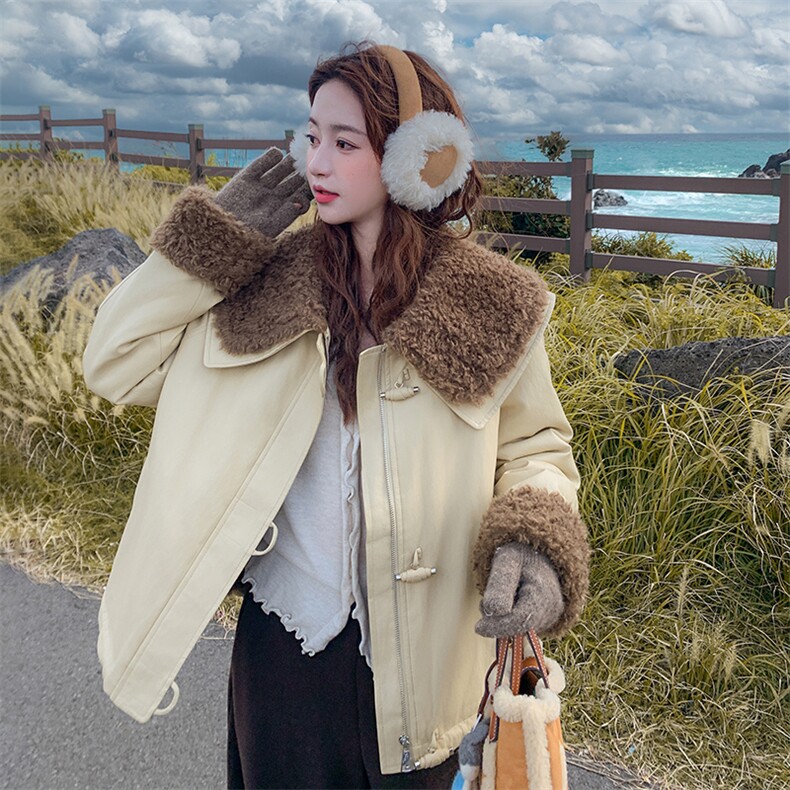 减龄翻领皮毛一体短款外套女2025年冬季新款小个子羊羔毛皮衣，女装皮草，纯色衣恋