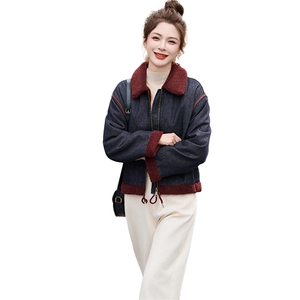 时尚拼接翻领加绒牛仔短外套女2024冬季新款小个子休闲仿羊羔毛棉服图片