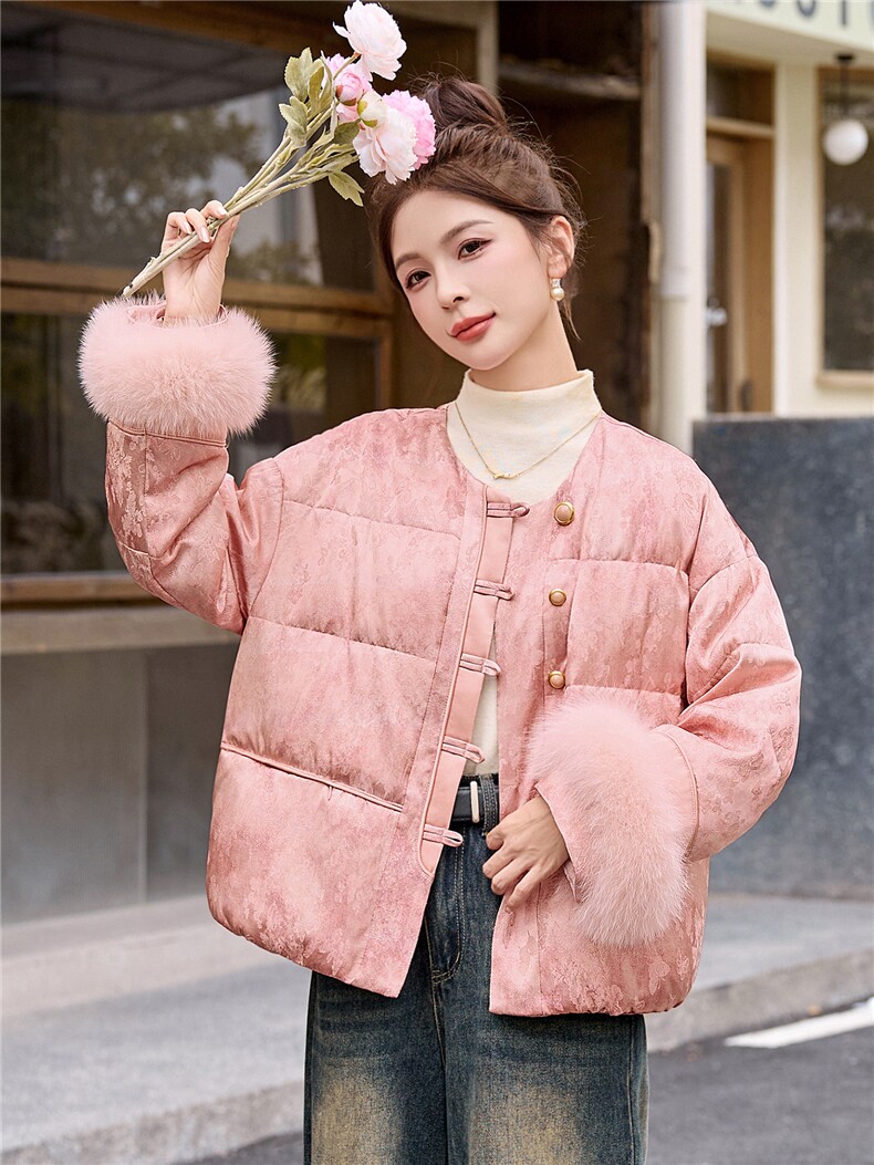 现货新中式羽绒服女2025冬季新款巨好看的短款粉色狐狸毛保暖外套,女装羽绒服,艾仟回(原伊仟回)