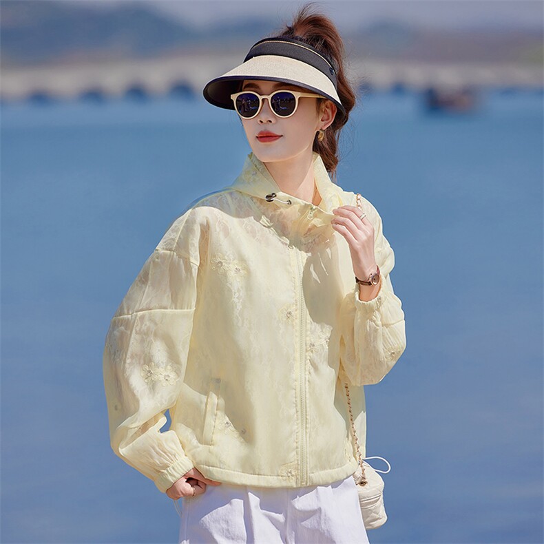 今年流行独特花花立领白色外套女春2025新款小个子防晒棒球服夹克，女装短外套，靓衣阁