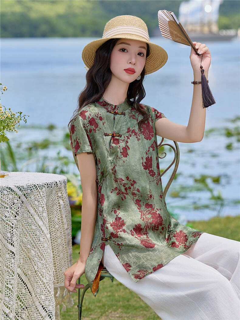2026年夏季新中式套装，绿低红花中式上衣配白色裤子，松弛显瘦,女装套装/套裙,米莱