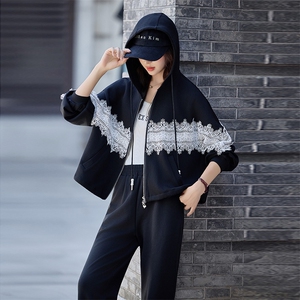 水衣源2788款时尚运动休闲连帽蕾丝拼接针织套装女图片