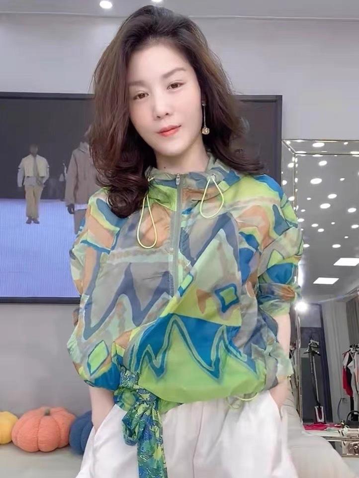 新款洋气炸街撞色连帽防晒衣,女装其它,L·H·X