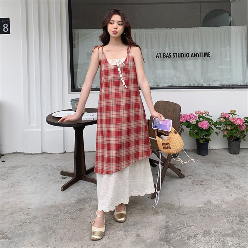 森系田园风红色格纹连衣裙女2025夏季新款超火蕾丝拼接漂亮吊带裙图片