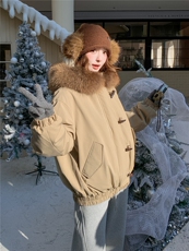 新款冬季大貉子毛领羽绒服女冬季加厚保暖90白鸭绒牛角扣连帽外套，女装羽绒服，艾米莉亚