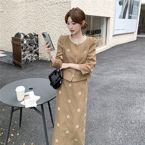卡其色小香风套装女秋季2025高级感刺绣西装外套搭配半身裙两件套图片