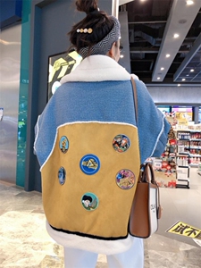 拼色贴标款皮毛一体外套图片
