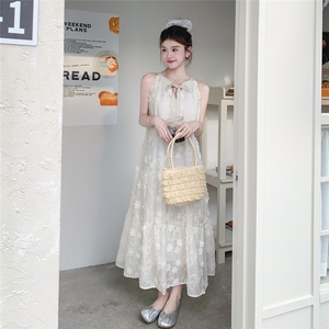 甜美挂脖吊带碎花米色连衣裙女夏2025新款显瘦绝美公主裙流行爆款图片