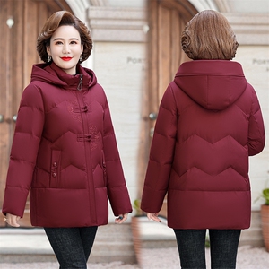 妈妈洋气羽绒服中年女新冬装白鸭绒棉袄中老年连帽外套时尚图片