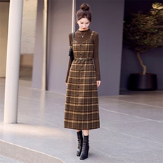 宿本复古毛呢格子背带连衣裙女秋冬新款a字吊带裙中长款背心裙子，女装套装/套裙，盈茜