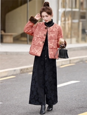 现货2025年新款羽绒服女复古新中式提花套装女加厚加绒休闲阔腿裤，女装羽绒服，璐依舞