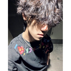黑色